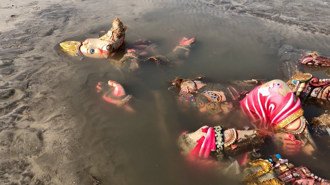 Vasai Ganeshotsav News : विसर्जन व्यवस्थापनावर प्रश्नचिन्ह; किनाऱ्यावर गणेशमूर्तींची विटंबना, पालिका- पोलिसांची धावपळ
