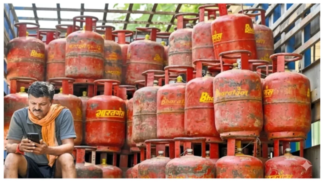 LPG e-KYC News : तुमचाही गॅस सिलिंडर बंद झालाय का? e-KYC आणि पुरवठा संकटामुळे 62 लाख कनेक्शन ब्लॉक, आता काय?