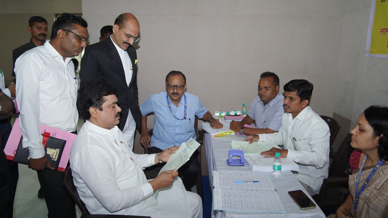 Ahilyanagar Bank Election: बँक बिनविरोध करण्याचे मनसुबे धुळीस? अहिल्यानगरमध्ये तब्बल ५४१ उमेदवारी अर्जांमुळे खळबळ