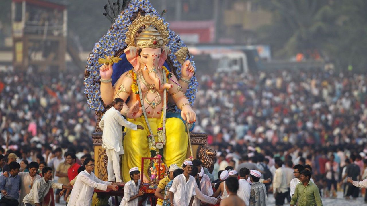 Anant Chaturdashi 2026: अनंत चतुर्दशीच्या दिवशी १४ गाठींचा अनंत धागा बांधण्याचे काय आहे महत्त्व