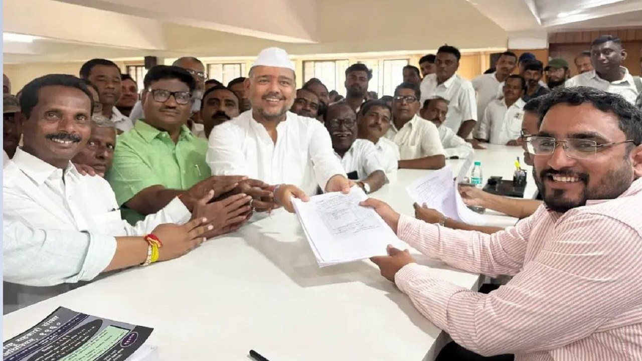 सांगली जिल्हा बँकेच्या निवडणुकीतील राजकीय हालचालींना वेग; विशाल पाटील, डॉ. विश्वजीत कदम, देवराज पाटलांसह दिग्गजांचे अर्ज सांगली जिल्हा बँकेच्या निवडणुकीतील राजकीय हालचालींना वेग; विशाल पाटील, डॉ. विश्वजीत कदम, देवराज पाटलांसह दिग्गजांचे अर्ज