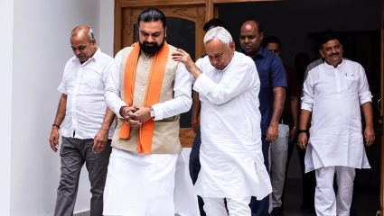 Bihar Politics: NDA ची सत्ता जाणार? बिहारच्या राजकारणात नवा ट्विस्ट; नितीश कुमारांच्या निकटवर्तीयाचा मोठा दावा