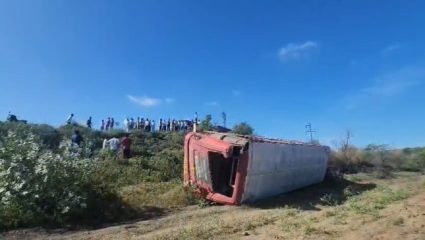मोठी बातमी ! सुपे घाटात विद्यार्थ्यांनी भरलेली एसटी बस उलटली; 4 विद्यार्थी जखमी