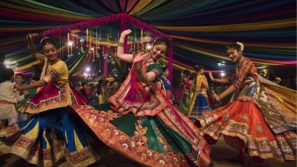Navratri 2026: नवरात्रीत रोजचा लूक होणार खास! 9 दिवसांसाठी कोणता रंग निवडायचा? पाहा यादी