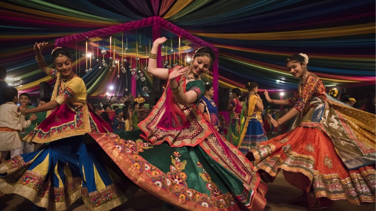 Navratri 2026: नवरात्रीत रोजचा लूक होणार खास! 9 दिवसांसाठी कोणता रंग निवडायचा? पाहा यादी