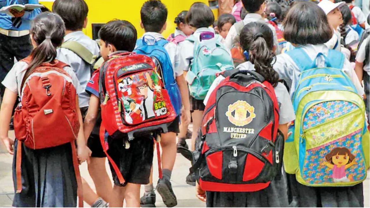 School Bag Weight Guidelines: दप्तराचं ओझं होणार हलकं! विद्यार्थ्यांना मोठा दिलासा, शाळांसाठी नवे वजनाचे नियम
