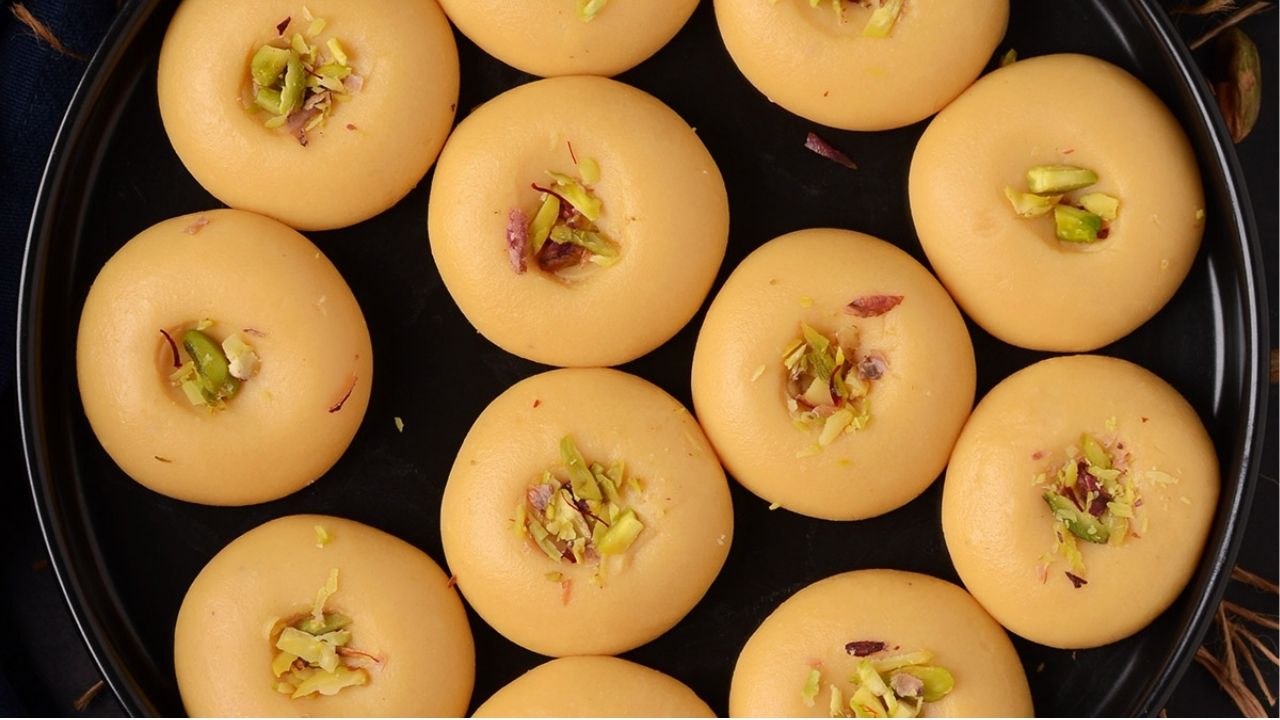 Mathura Peda Recipe: यंदाच्या जन्माष्टमीला कान्हासाठी बनवा मथुरेचे प्रसिद्ध पेढे! जाणून घ्या ‘ही’ सोपी रेसिपी