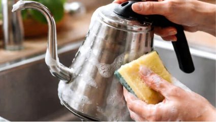 Oil Kettle Cleaning Tips: तेलाची किटली चिकट झालीये? फक्त 5 मिनिटांत करा चकाचक, सणाआधी नक्की करून पाहा!