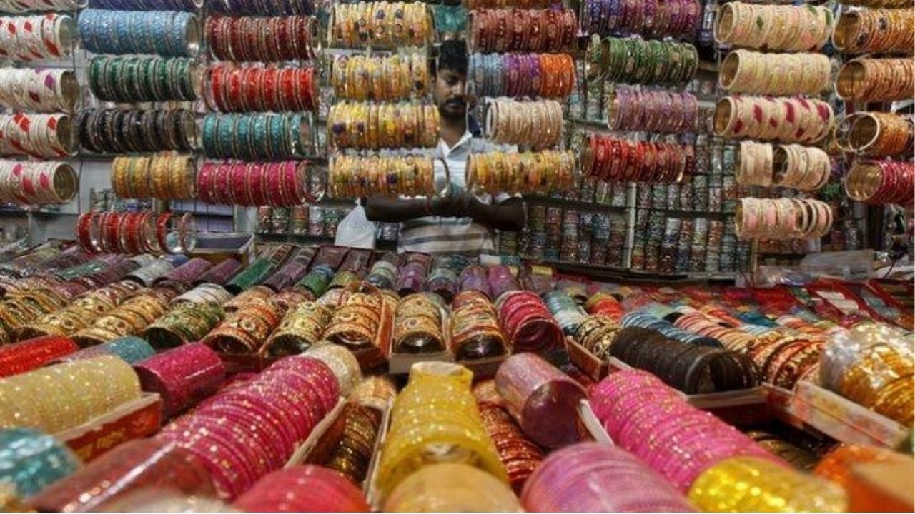 Bangle Buying Tradition: बांगड्या खरेदीची घाई नको! ‘या’ दिवशी चुकूनही घेऊ नका, जाणून घ्या कारण