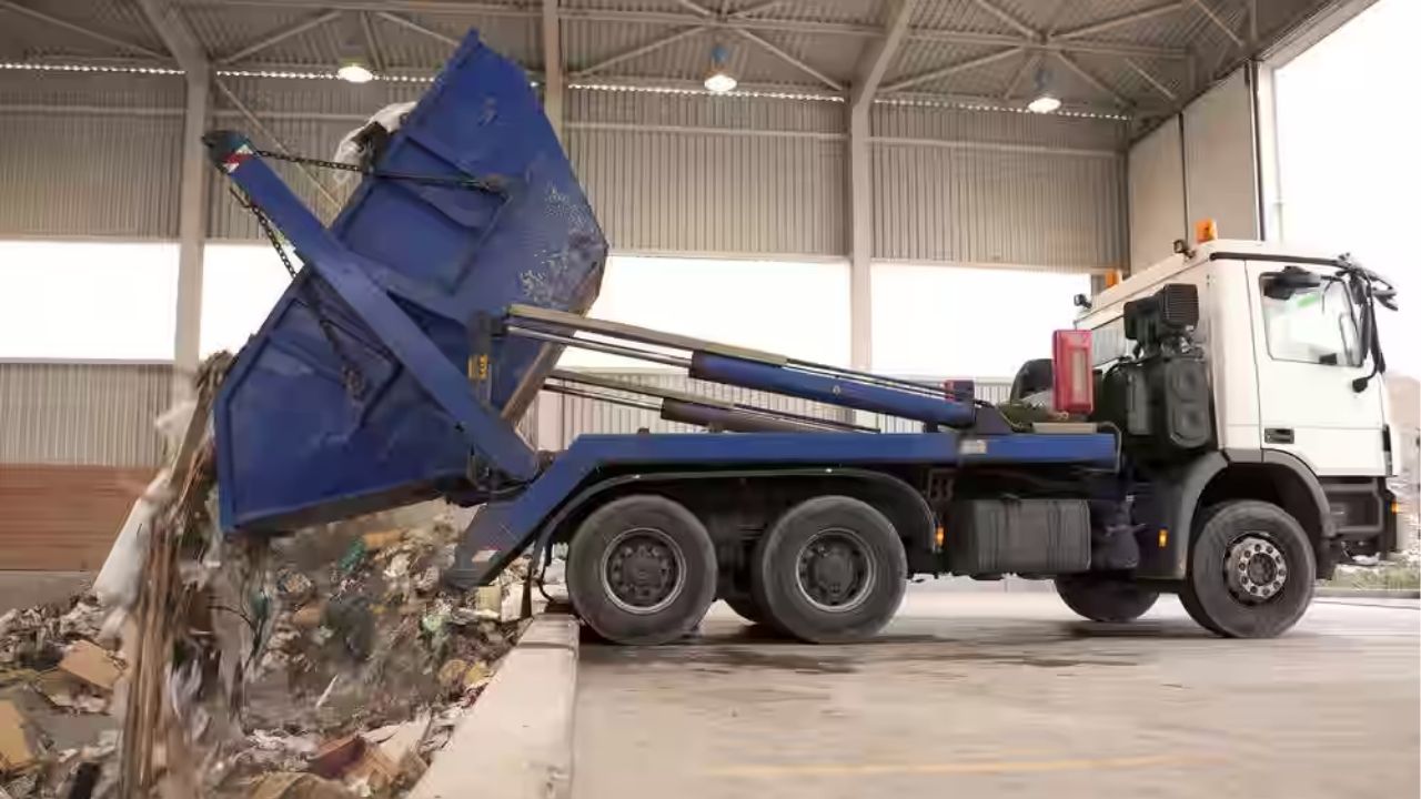 Jalgaon ITI Garbage Depot Protest: कचऱ्याच्या प्रश्नावर अभाविपचे आंदोलन; ITI परिसर स्वच्छ करण्यासाठी पालिका प्रशासन सरसावले