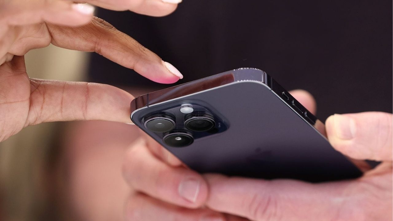 Smartphone Hidden Button Tricks: फोनची 3 बटणं दाबण्याची योग्य ट्रिक माहीत आहे? ‘या’ Featuresमुळे काम होईल झटपट पटापट