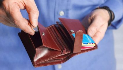 Vastu Tips for Wallet: पाकीट रिकामं होण्यामागे ‘या’ ५ वस्तू कारणीभूत? वास्तुशास्त्र काय सांगतं जाणून घ्या…