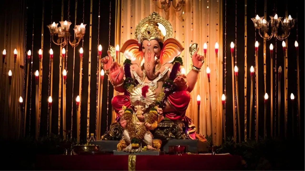 Ganeshotsav 2026: गणपतीच्या चरणी दुर्वा वाहता? मग ‘हे’ 5 नियम नक्की जाणून घ्या!