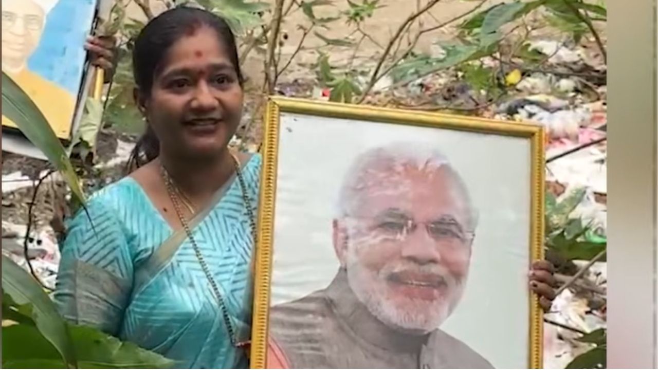 Mumbai : मूर्धा गावात महापुरुषांची छायाचित्रे कचऱ्यात, मोदींसह राष्ट्रनायकांची चित्रे आढळल्याने खळबळ