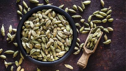Cardamom Benefits: जेवणानंतरची वेलची ठरतेय फायदेशीर! रोज चघळल्याने शरीरावर होतो ‘हा’ परिणाम