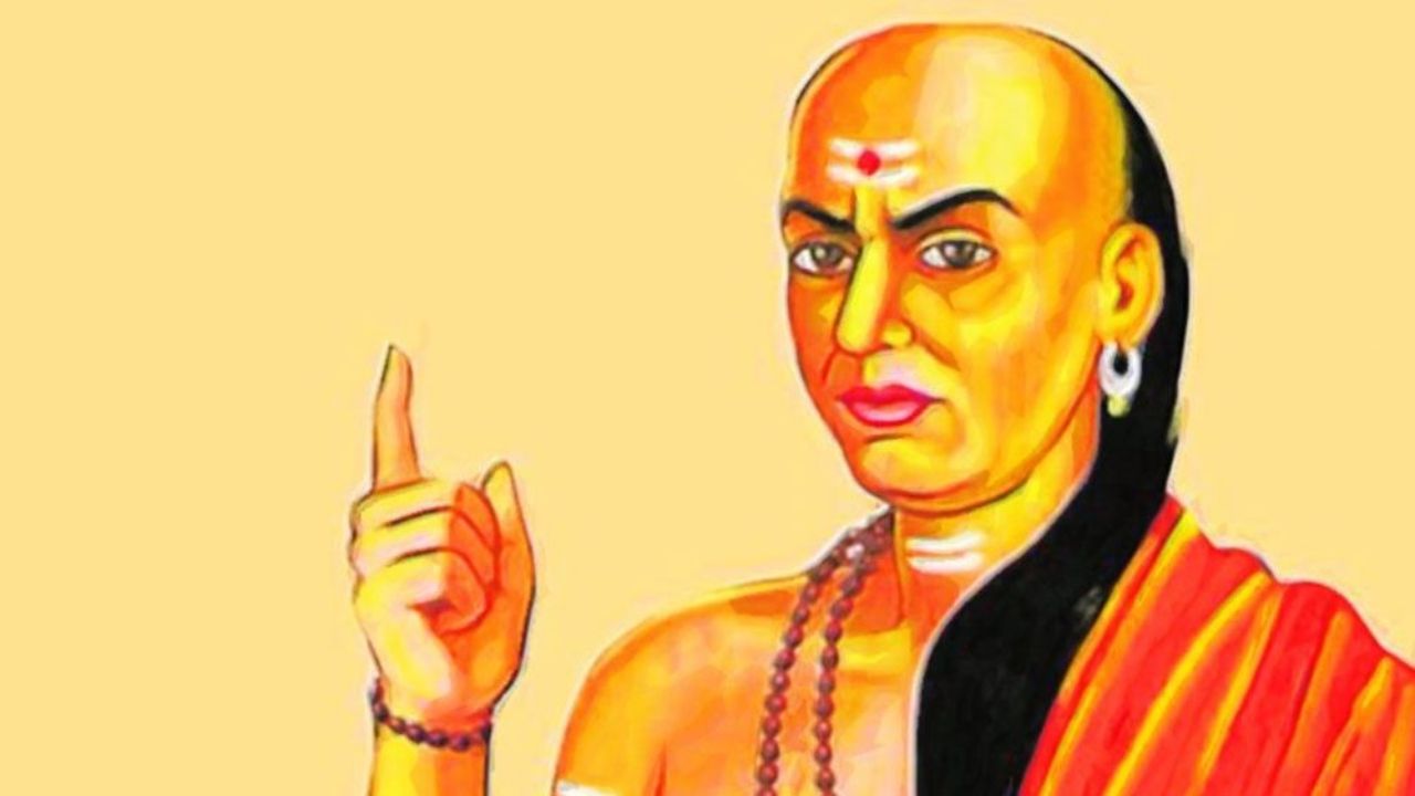 Chanakya Niti: नातेवाईकांमध्ये गेल्यावर ‘या’ ५ चुका टाळा; नात्यांमध्ये येऊ शकते कटुता