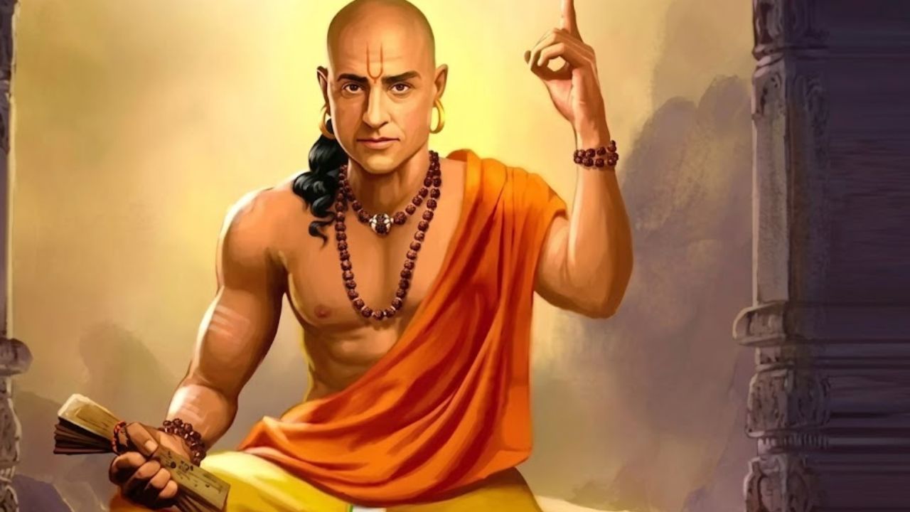 Chanakya Niti: ‘या’ ५ प्रकारच्या लोकांपासून ठेवा अंतर, आजच ओळखा हे संकेत