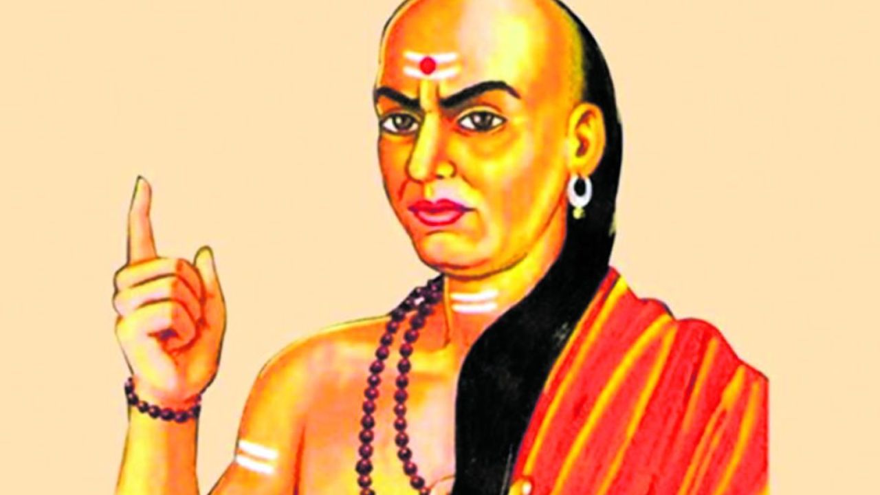 Chanakya Niti: जवळच्या व्यक्तीने धोका दिला? स्वतःला सावरण्यासाठी चाणक्यांच्या ‘या’ गोष्टी ठेवा लक्षात