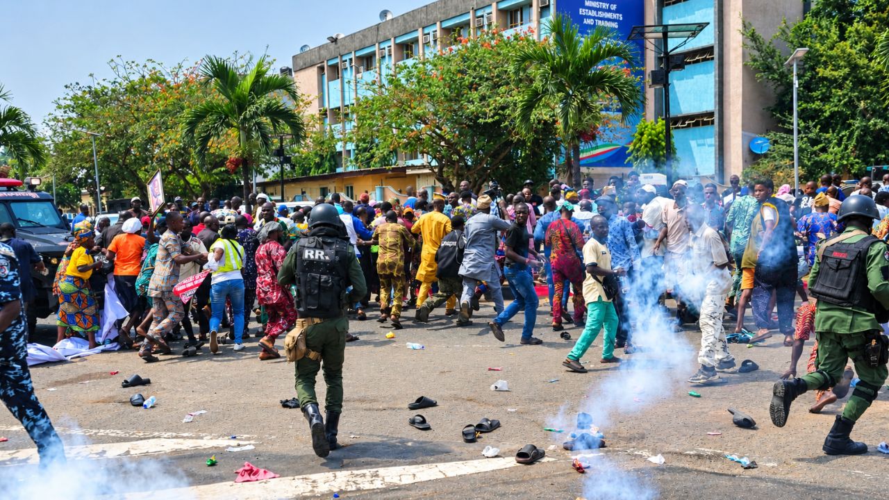 Nigeria Protest : खाण कामगारांच्या मृत्यूने संतापाचा भडका! आंदोलनकर्त्यांवर सैन्याचा गोळीबार