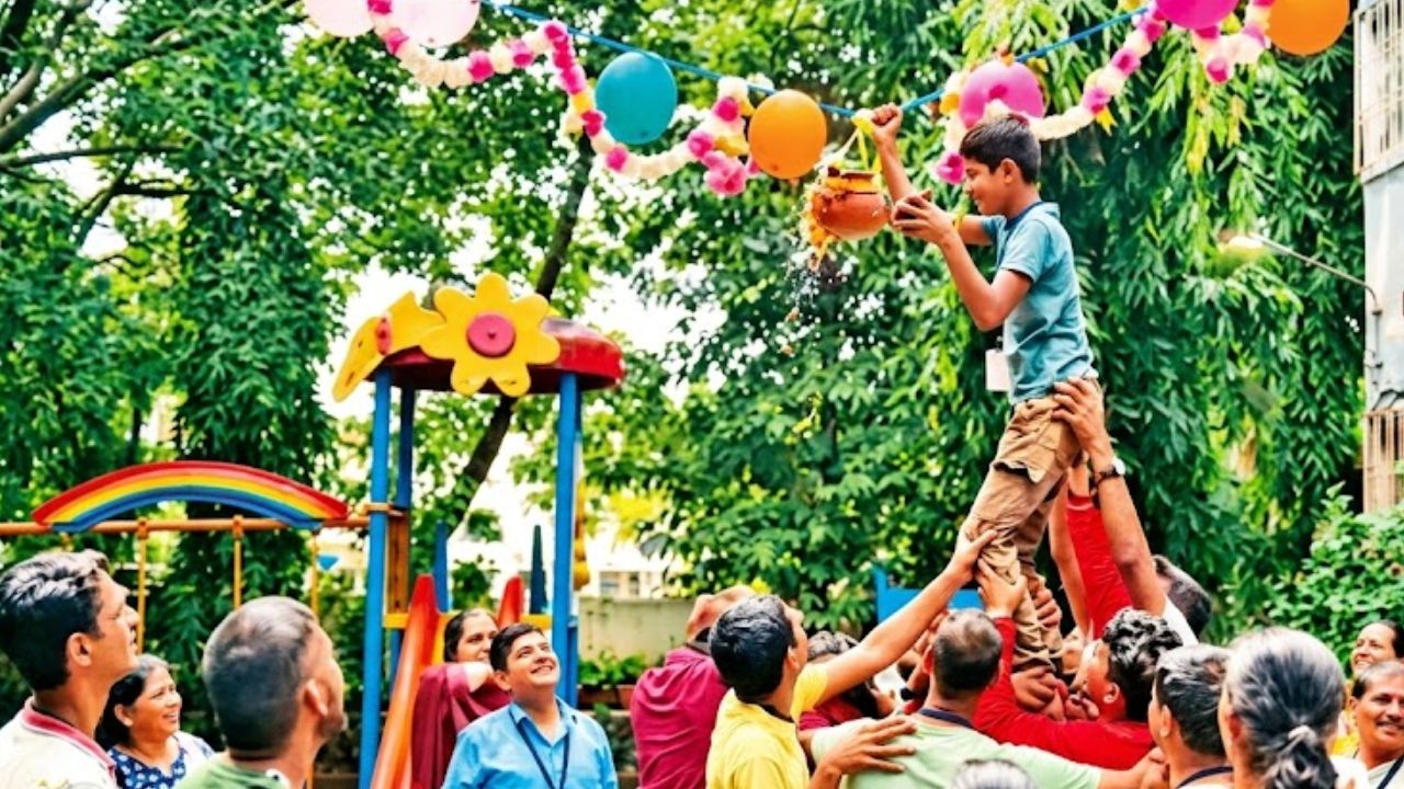 Raigad News: ‘मुक्तांगण’च्या दिव्यांग विद्यार्थ्यांनी फोडली दहीहंडी; गोविंदा गीतांवर धरला ठेका, प्रांगणात रंगला जल्लोष