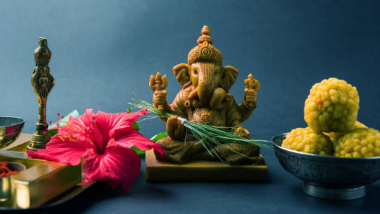 Ganesh Chaturthi: गणपती बाप्पाला २१ दुर्वा का अर्पण करतात? जाणून घ्या दुर्वांचे धार्मिक महत्त्व
