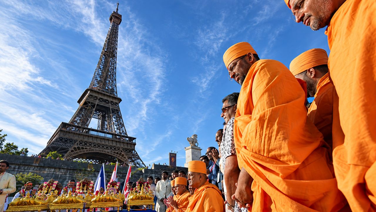 Eiffel Tower Controversy : अन् पॅरिस पेटलं ;आयफेल टॉवरवर ‘लेडीज फर्स्ट’चा वाद
