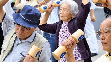 Japan News : वयाची शंभरी आता नवी गोष्ट नाही! जपानमध्ये १ लाखांहून अधिक शतकवीर