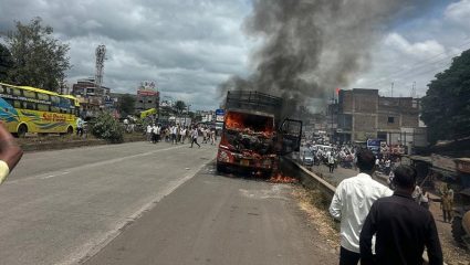 पुण्याहून कराडच्या दिशेने जाणाऱ्या मालवाहू ट्रकला अचानक आग; केबिनने अचानक घेतला पेट अन् क्षणात…