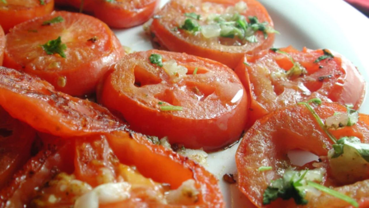 Fry Tomato Recipe: जेवणात चटपटीत तडका हवाय? झटपट बनवा खमंग ‘टोमॅटो फ्राय’