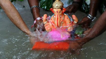 Ganesh Visarjan 2026: गणेश चतुर्थीनंतर बाप्पाचे विसर्जन का करतात? जाणून घ्या या परंपरेमागील धार्मिक महत्त्व