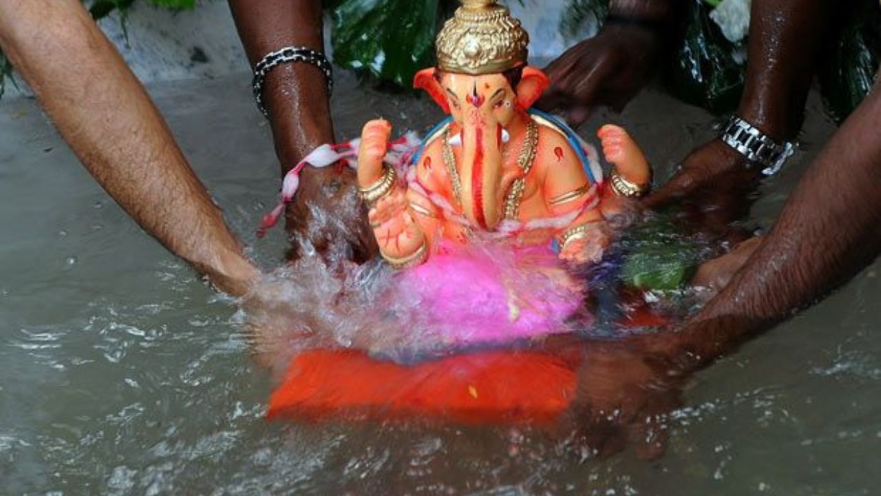 Ganesh Visarjan 2026: गणेश चतुर्थीनंतर बाप्पाचे विसर्जन का करतात? जाणून घ्या या परंपरेमागील धार्मिक महत्त्व