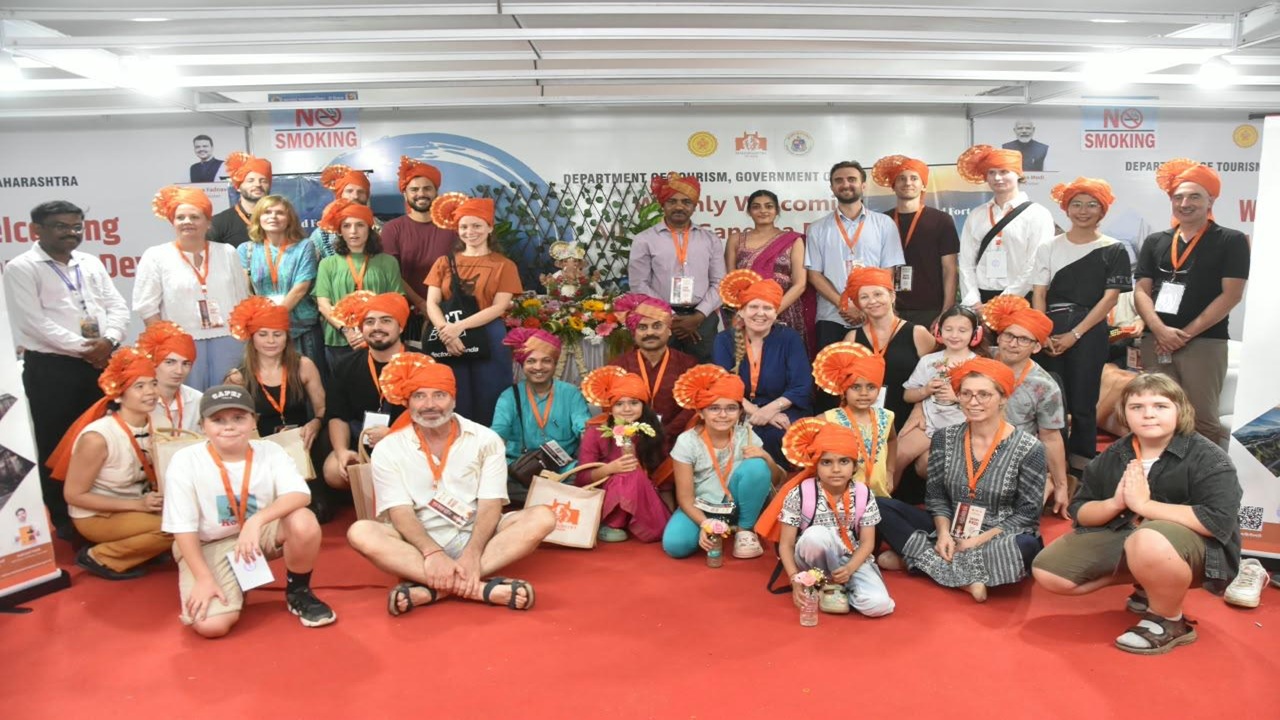 Ganesh Visarjan 2026: थायलंडच्या पर्यटकांनी केली बाप्पाची आरती; गिरगाव चौपाटीवरील विसर्जन सोहळ्याने परदेशी पाहुणे भारावले