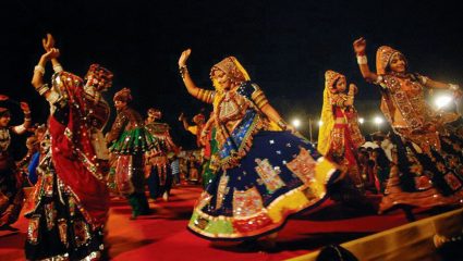 पुरोगामी महाराष्ट्रात गरबा खेळण्यासाठी मुलींची ‘बोली’? 1000 ते 5000 रुपयांपर्यंत बोली लावली जात असल्याचा संभाजी ब्रिगेडचा दावा