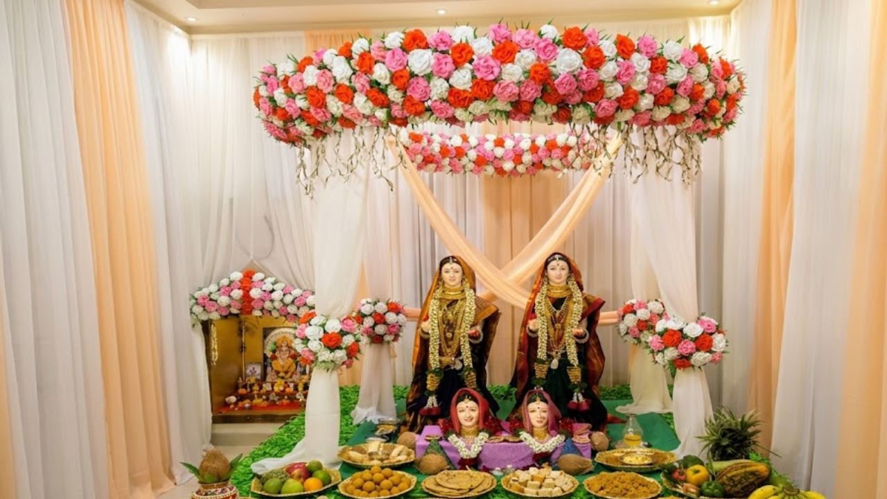 Gauri Aagman 2026: फुले, दिवे आणि कापडाने घरच्या घरी करता येतील ‘या’ भन्नाट आयडिया