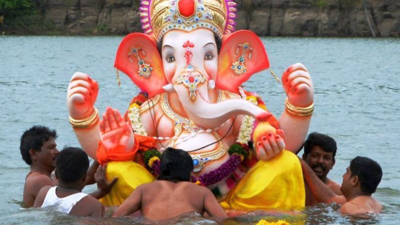 Gauri Ganpati Visarjan: गौरी-गणपती विसर्जनाची परंपरा काय? जाणून घ्या घरगुती पूजेपासून विसर्जनापर्यंतची पद्धत