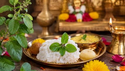 Hindu Puja Rituals: नैवेद्यावर तुळशीपत्र ठेवण्यामागे आहे मोठं आध्यात्मिक महत्त्व; जाणून घ्या खास कारण