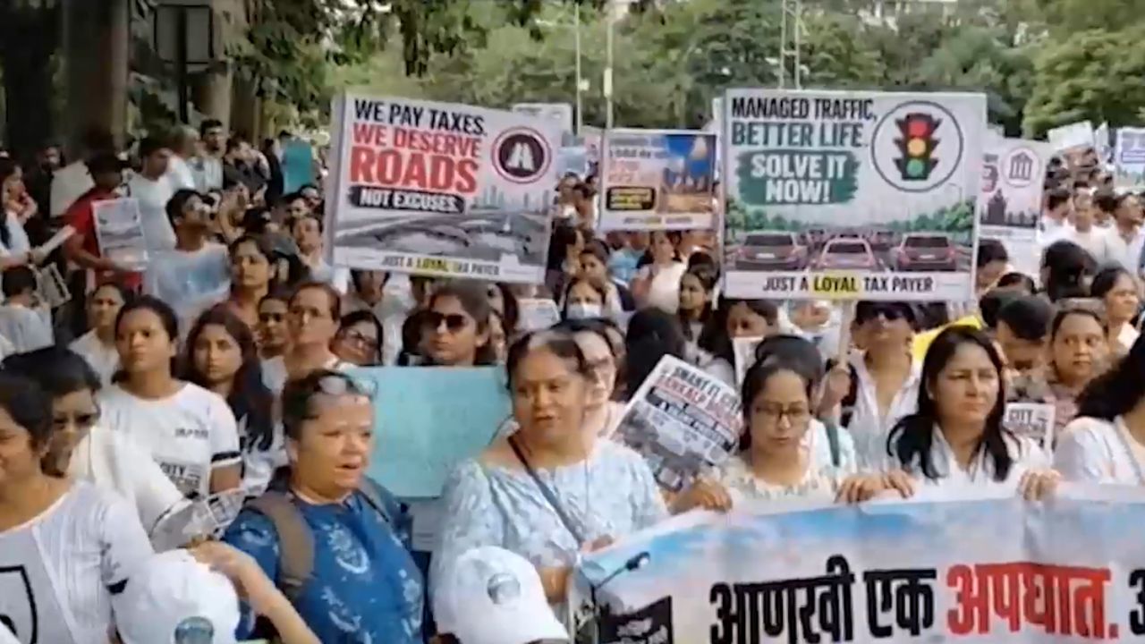 Hinjawadi IT Park Pune Protest : हिंजवडी आयटी पार्कमध्ये मूलभूत सुविधांसाठी अभियंते रस्त्यावर!