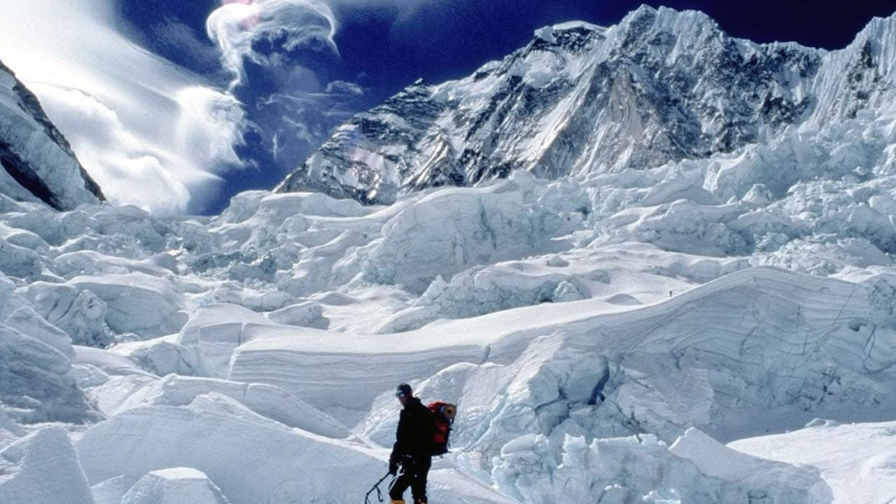 Climate Change : मानवी मूत्रामुळे वितळत आहेत ग्लेशियर? माउंट एव्हरेस्टवरील संशोधनातून समोर आला थक्क करणारा खुलासा