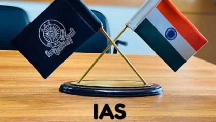 IAS Officer ला सस्पेंड करण्याचा अधिकार नेमका कोणाकडे असतो? राज्य की केंद्र सरकार? जाणून घ्या.