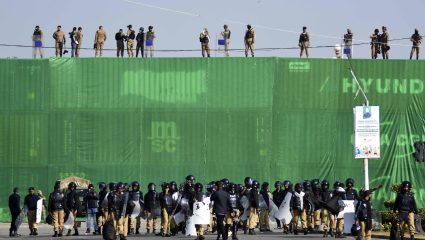 Pakistan Breaking : तुफान बंदोबस्त ; ३,५०० कंटेनर,१८,००० पोलीस,३ लाख डॉलर खर्च ;फक्त इमरान खान साठी