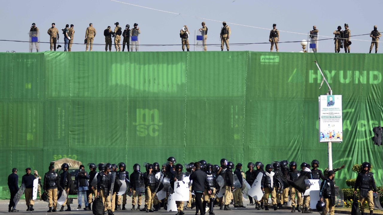 Pakistan Breaking : तुफान बंदोबस्त ; ३,५०० कंटेनर,१८,००० पोलीस,३ लाख डॉलर खर्च ;फक्त इमरान खान साठी