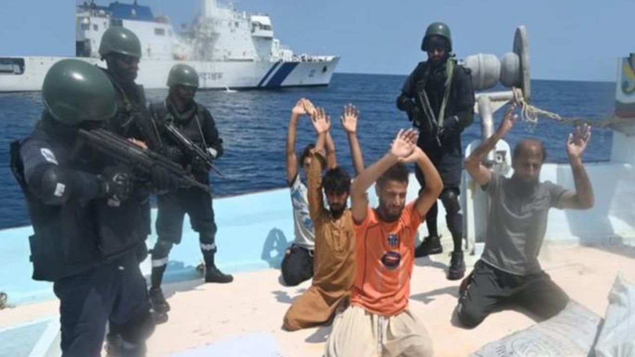 Indian Coast Guard: अरबी समुद्रात संशयित इराणी बोटीचा थरारक पाठलाग; 526 किलो हेरॉईन-मेथामफेटामाइनसह 5 पाकिस्तानी ताब्यात