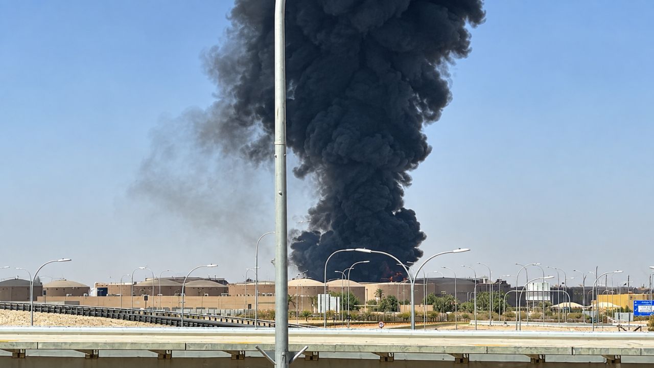Saudi Arabia Alert : रियाधच्या आकाशात रणशिंग! एअर-रेड अलर्टने थरार; विमानतळाजवळ धुराचे लोट