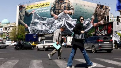 Iran Economic Crisis : युद्धाच्या आगीत उध्वस्त झाला इराण; GDP 10 टक्क्यांनी घसरला, महागाई भारतापेक्षा 15 पट जास्त