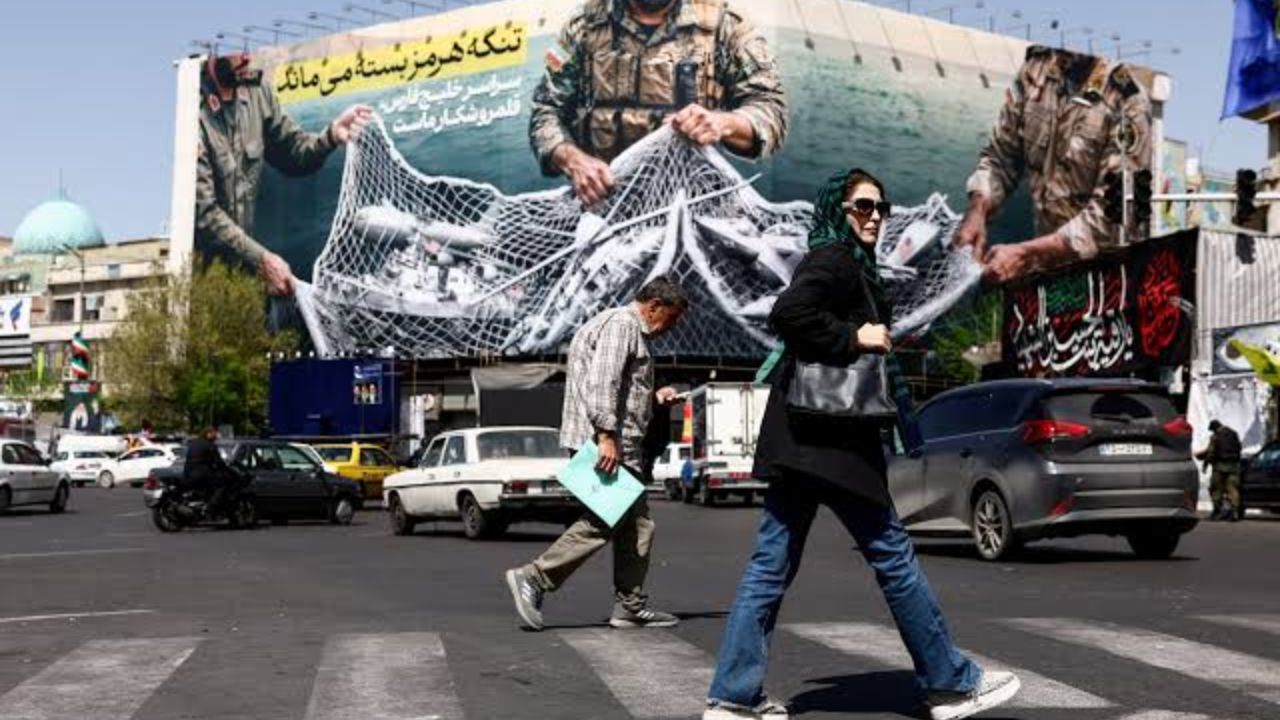 Iran Economic Crisis : युद्धाच्या आगीत उध्वस्त झाला इराण; GDP 10 टक्क्यांनी घसरला, महागाई भारतापेक्षा 15 पट जास्त
