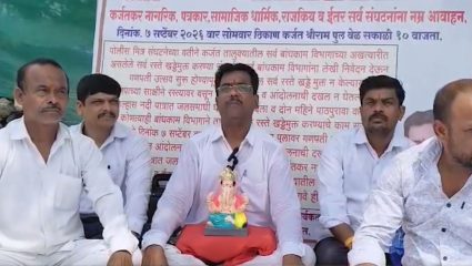 Karjat News: कर्जतमध्ये रस्त्यांच्या खड्ड्यांविरोधात पोलीस मित्र संघटनेचे अनोखे आंदोलन
