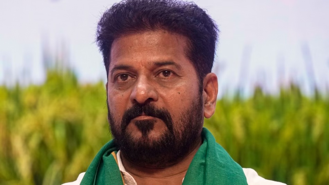 काँग्रेसमध्ये मोठा राजकीय भूकंप! मुलीने मुख्यमंत्री रेवंत रेड्डींविरोधात केलं वक्तव्य; आई कोंडा सुरेखांच्या मंत्रिपदावर गंडांतर