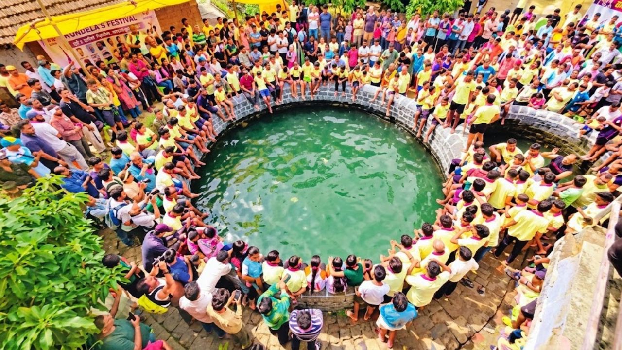 Raigad News: दहीहंडीचा असा थरार कधी पाहिलाय? २५ ते ४० फूट उंचीवरून विहिरीत उडी घेत गोविंदा फोडतात हंडी; कुर्डुसची अनोखी परंपरा