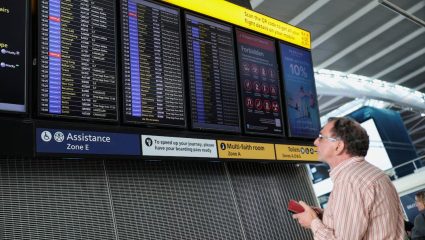 UK Flights: लंडन विमानतळांवर प्रचंड गोंधळ! हवाई वाहतूक नियंत्रणातील बिघाडामुळे 300 हून अधिक उड्डाणे रद्द; हजारो प्रवासी अडकले