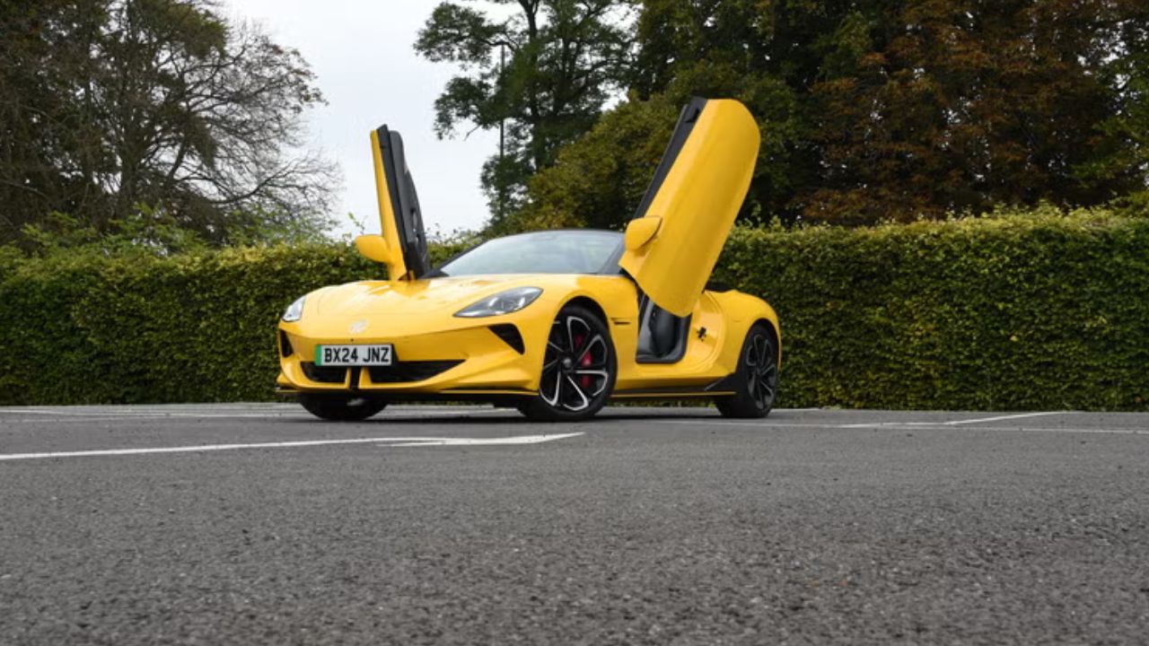 MG Motors चा मोठा प्लॅन! Cyberster-M9 EV ची किंमत कमी, पण बॅटरीसाठी द्यावे लागणार 8 रुपये प्रति किमी